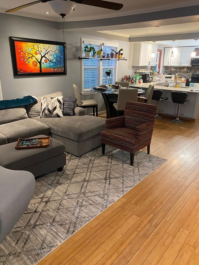 Building Photo - Charming 2-bedroom, 1-bathroom home locate...