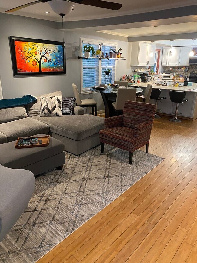 Building Photo - PRICE REDUCED!!!Charming 2-bedroom, 1-bathroom home located in the vibrant community of Royal Oak...