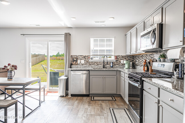 Building Photo - 3024 Paradise Way