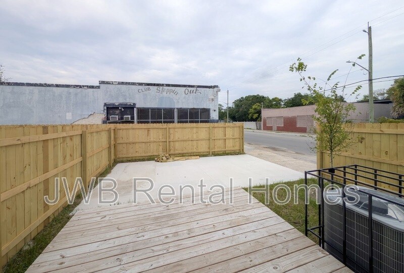 Building Photo - 262 E 18th St