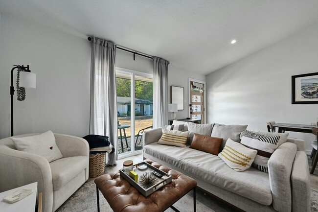Building Photo - 1215 Hollow Creek Dr