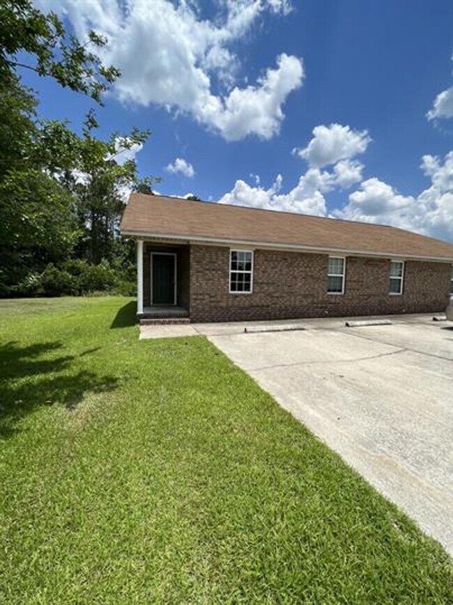Building Photo - 3 Bed 2 bath ready to move in!!!