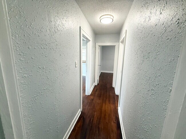 Building Photo - Updated 2 Bedroom/ 1 Bath Home in KCMO