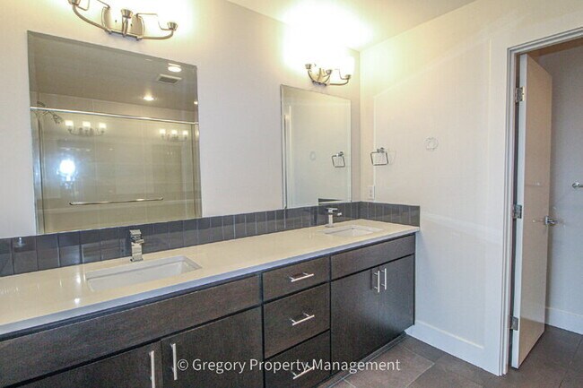 Building Photo - Newer Luxury 4 Bed 3 Bath 2 Car Garage Townhouse in Desirable Downtown Bothell Location. Walk to ...