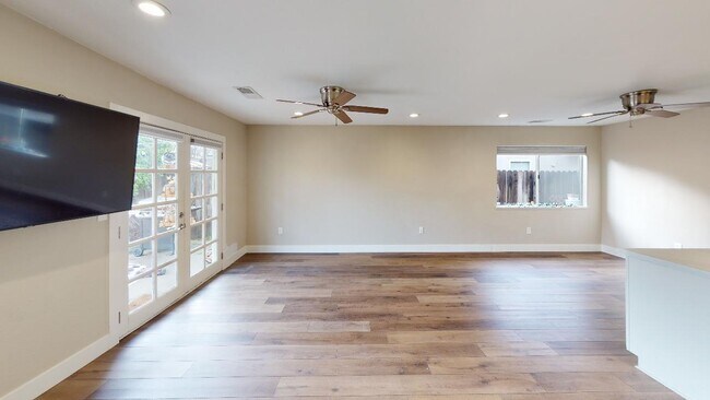 Building Photo - 1713 El Paseo Dr