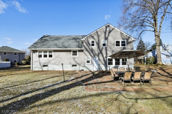 Building Photo - 287 Country Club Dr