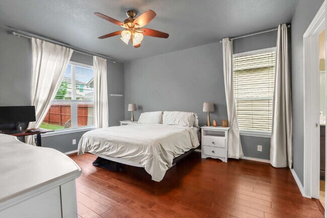 Building Photo - "Charming 3-Bed Oasis with 2.5 Baths in Sa...