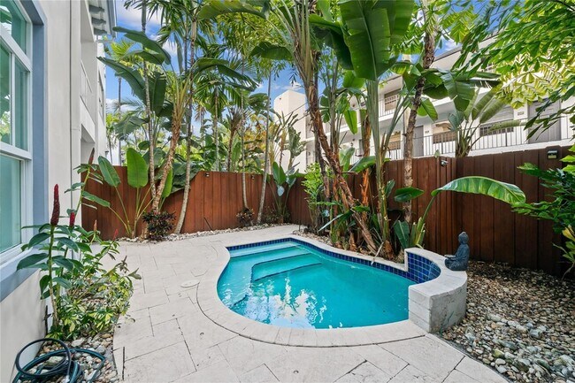 Building Photo - 218 NE 15th Ave