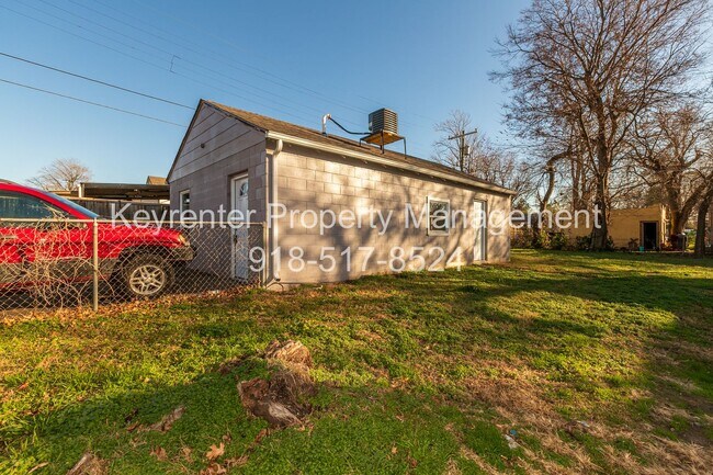 Building Photo - 1345 N Lewis Pl