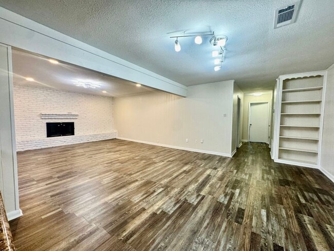 Building Photo - Spacious 3/2 Living in the Heart of Ocean Springs