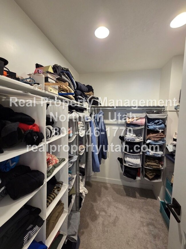 Building Photo - Stunning 4 Bedroom 2.5 Bath Home in Syracuse