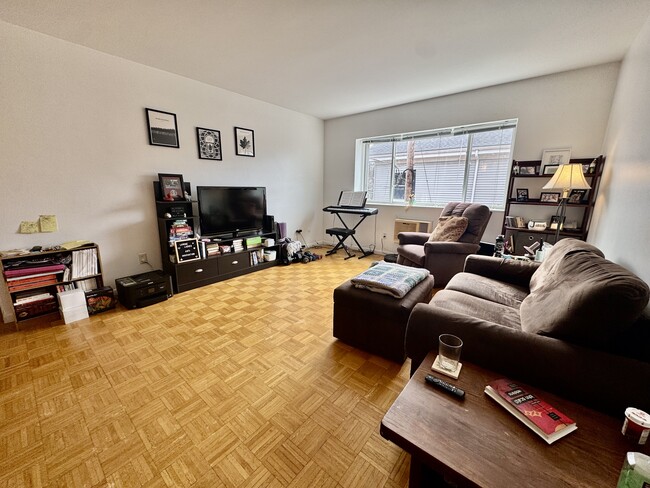 Building Photo - 2 Larose Pl