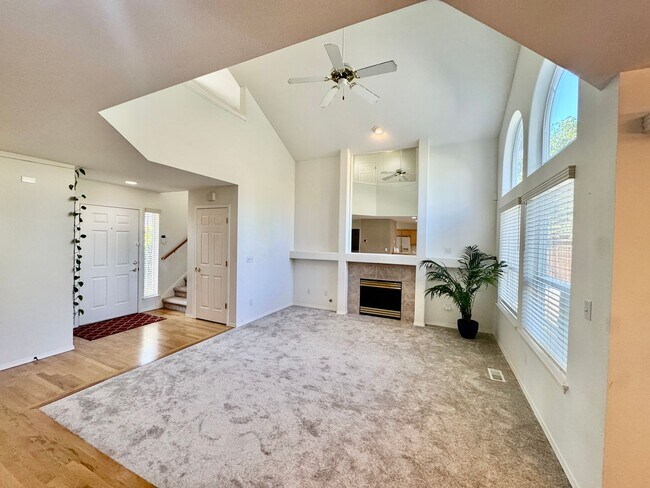 Building Photo - Bothell Townhouse
