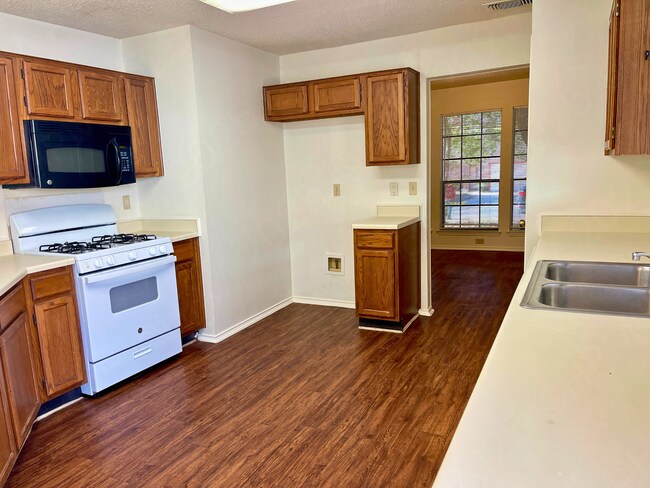 Building Photo - Move-In Special. ½ off the first full month's rent with a 12-month lease.