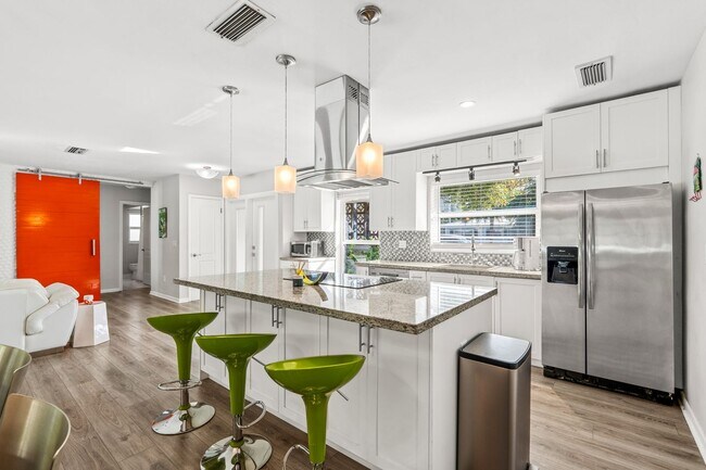 Building Photo - Single Family home on quiet street steps from the Intracoastal and Dining