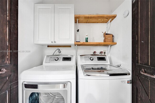 Building Photo - 3325 Carambola Cir S