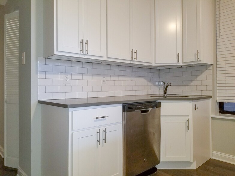 Building Photo - 2730 N Wayne Ave