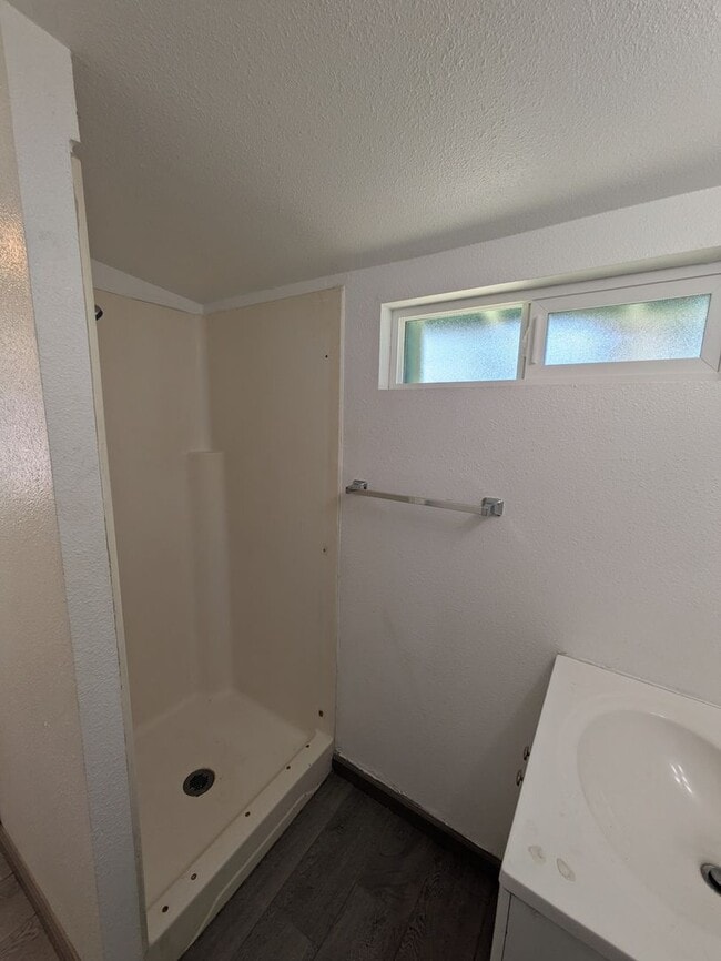 Building Photo - Cozy 1-Bed Home – Fenced Yard, Washer Hook...