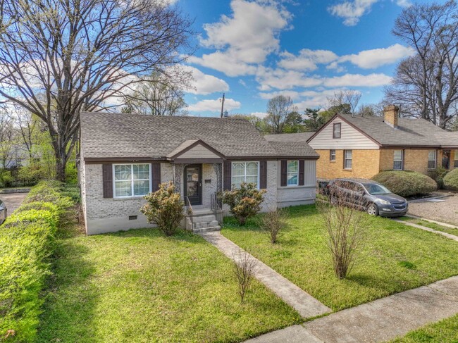 Building Photo - Charming 3-Bedroom Home with Hardwood Floo...