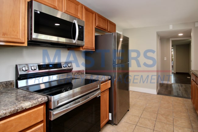 Building Photo - Three bedroom with 1 and a half bath tradi...