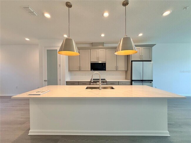 Building Photo - 1855 Pinecliff Dr