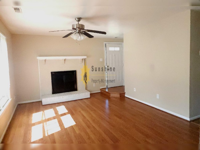 Building Photo - WOW!! Single level townhouse