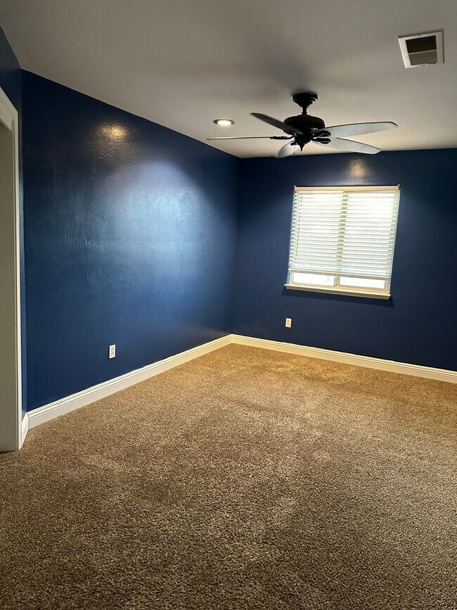 Building Photo - Two story home in Bakersfield