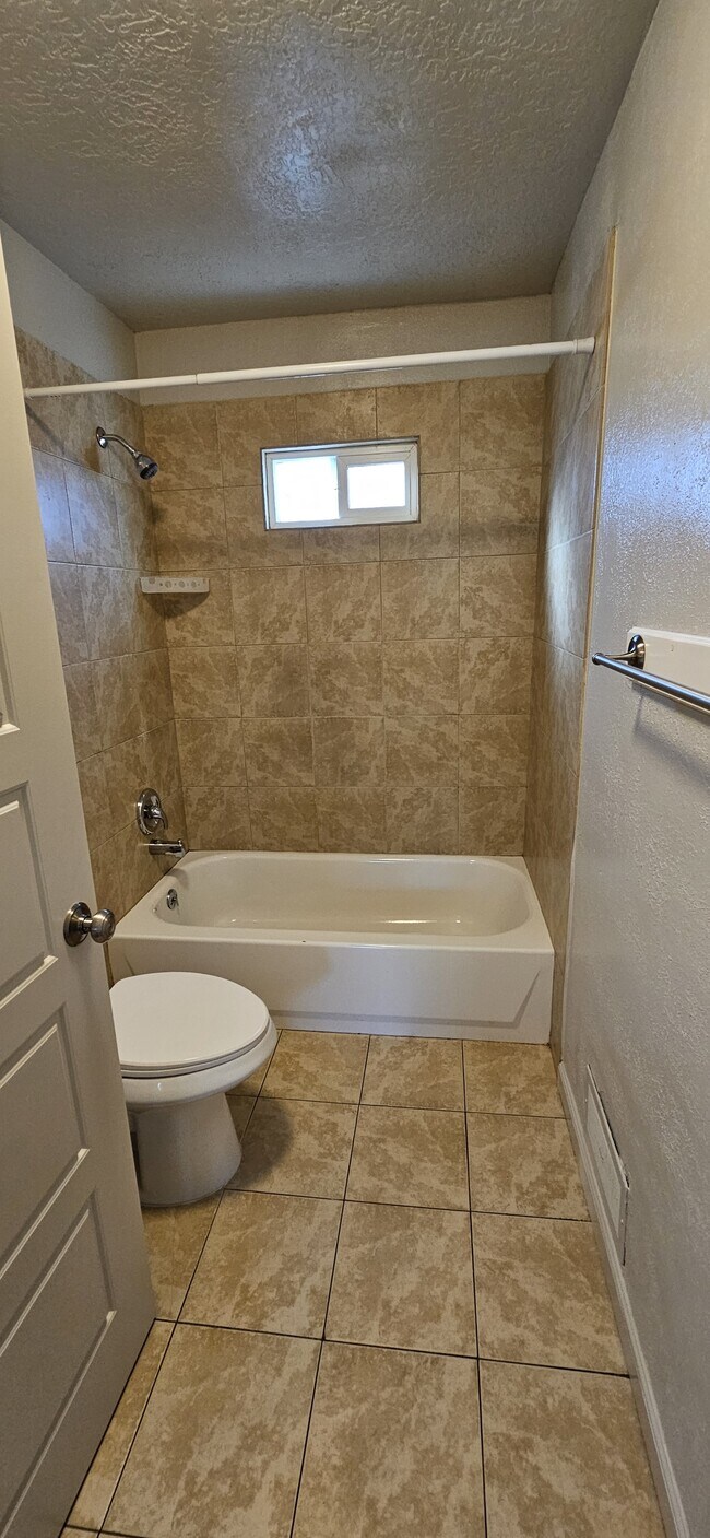 Building Photo - 701 E 200 N