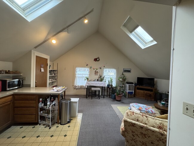 Building Photo - 188 Lawrence St