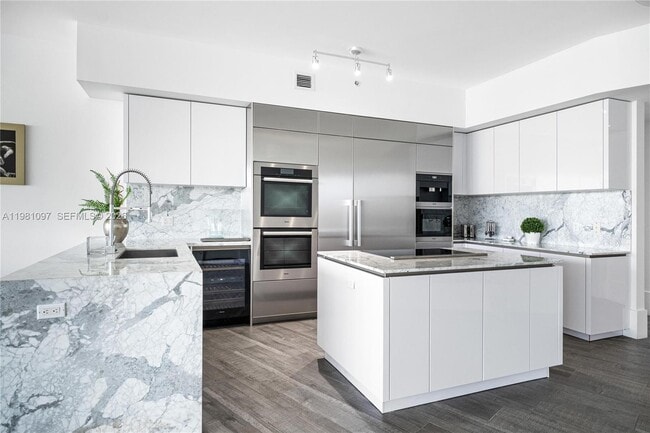 Building Photo - 5500 Island Estates Dr