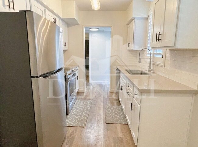 Building Photo - 3242 E Camelback Rd