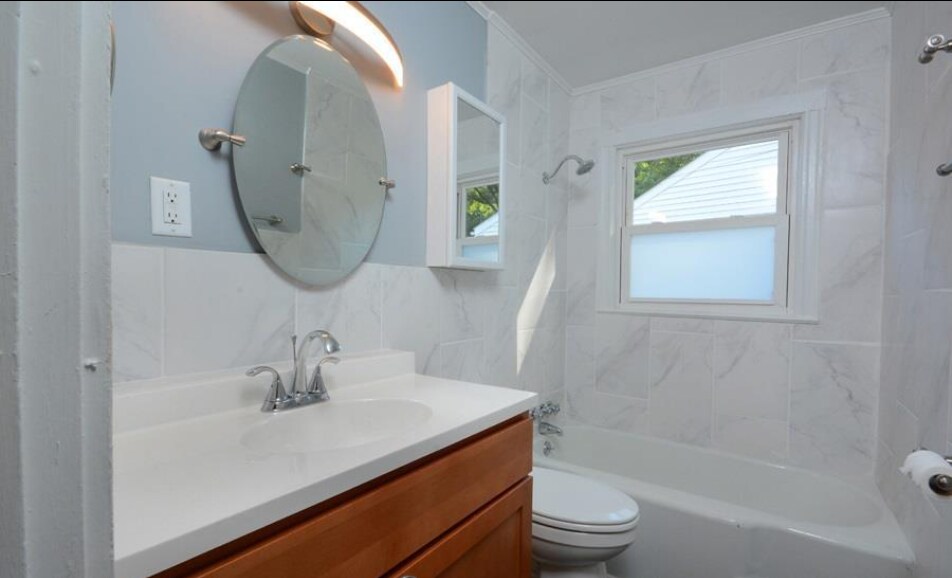 Renovated bathroom gets great light - 1607 Robinhood Rd