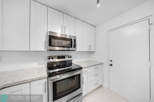 Building Photo - 2300 S Cypress Bend Dr