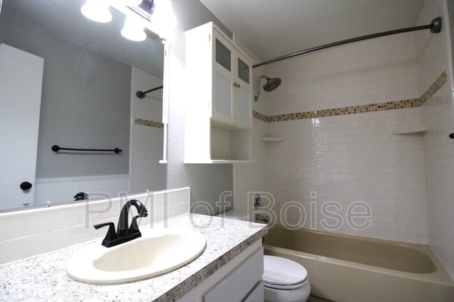Building Photo - 6236 Coach Royale Ln