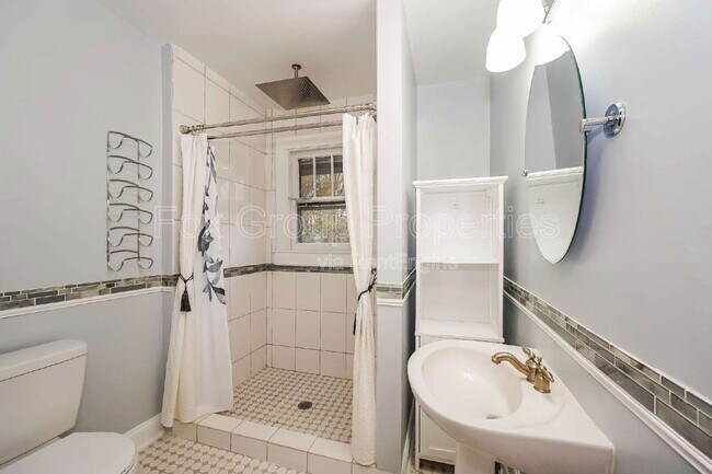 Building Photo - 332 W McLelland Ave