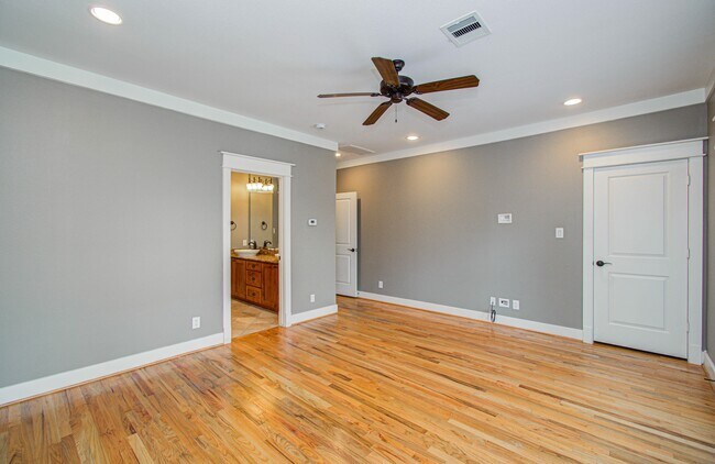 Building Photo - 1034 Dunbar St