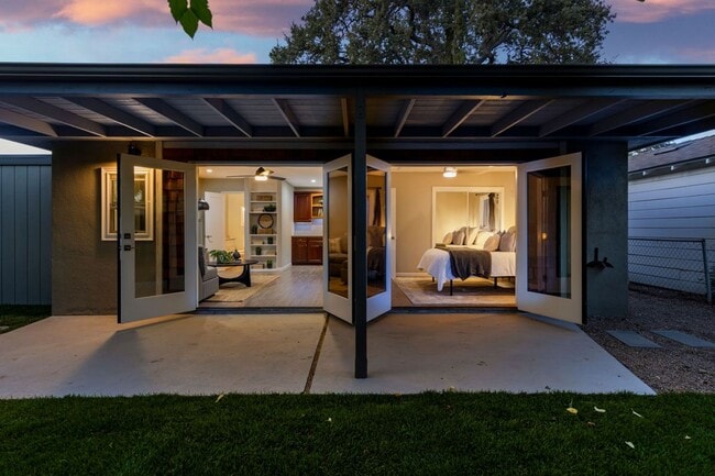 Building Photo - 915 E Matilija St