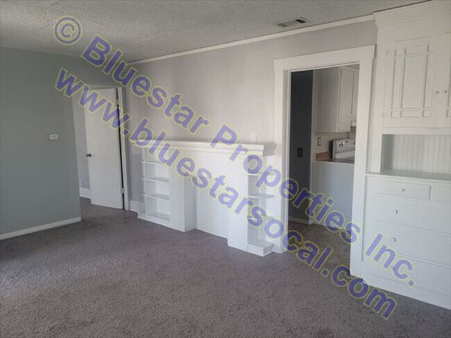 Building Photo - 15469 Hesperia Rd