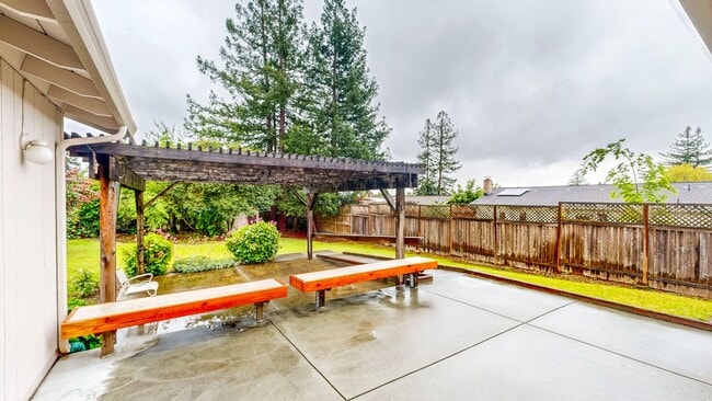 Building Photo - Bright and Beautiful 4 bedroom 2.5 Bath with large enclosed back yard and close proximity to Mari...