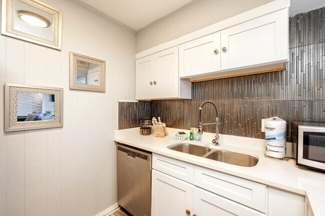 Building Photo - 4000 Gulf Terrace Dr