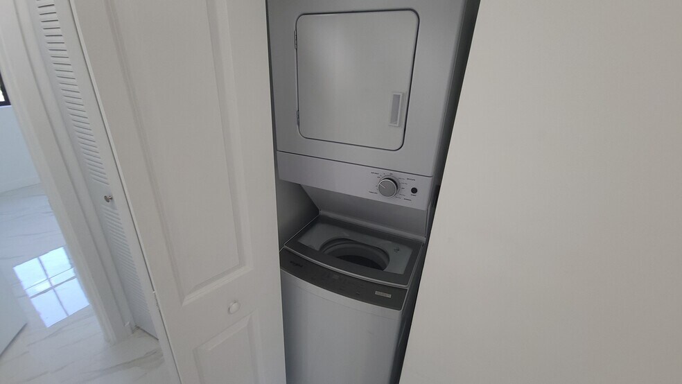 Building Photo - 502 E 24th St