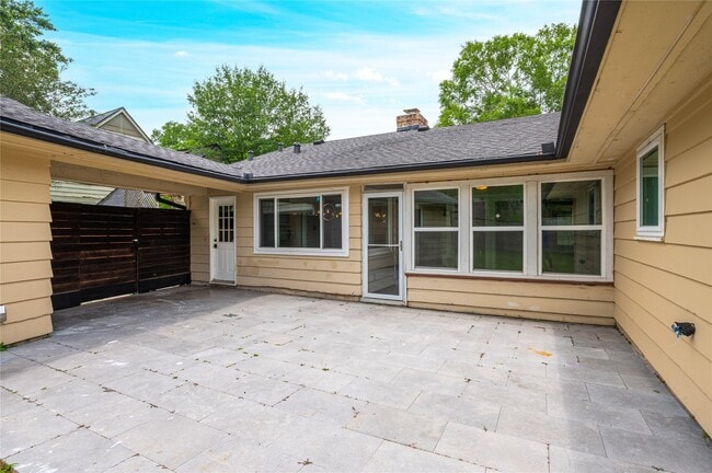 Building Photo - 4034 Shady Springs Dr
