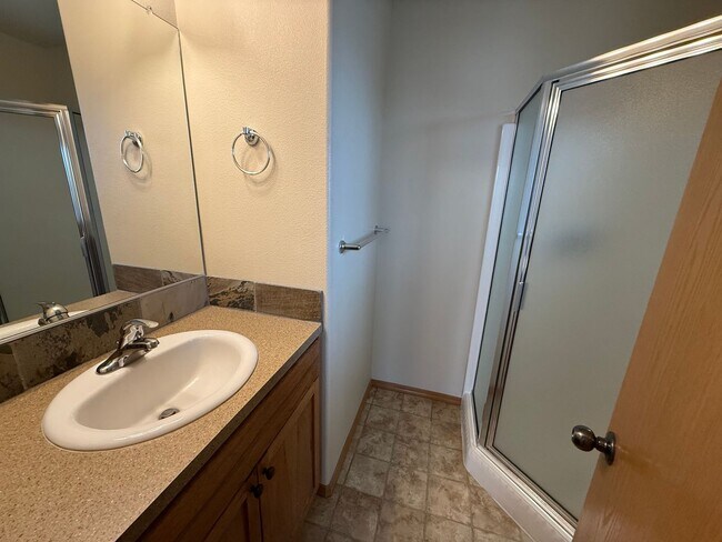 Building Photo - 3 Bed/2.5 Bath Townhome in NE Bend - Mountain Views!