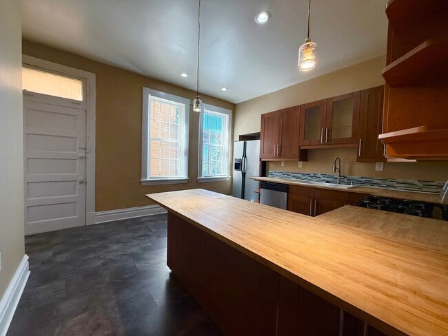 Building Photo - 3BR 1.5bath Townhouse with fenced yard!