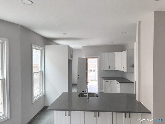 Building Photo - 139 Whitney Ave