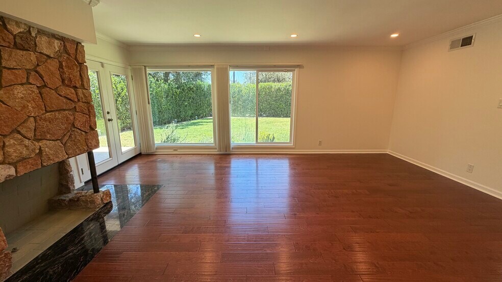 Building Photo - 1385 Greenmont Dr