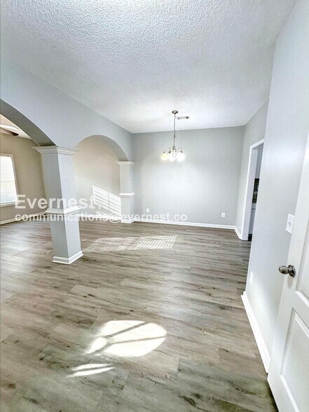 Building Photo - 8616 Thomas Ln