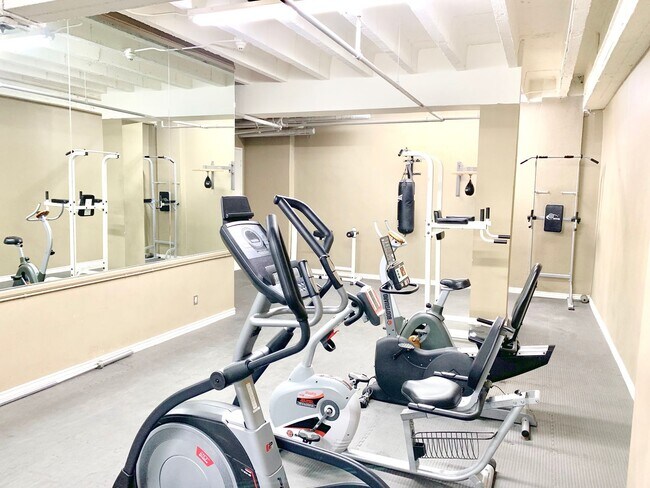 Building Photo - Top floor modern crafted spacious 1 Bed + 1 Bath
