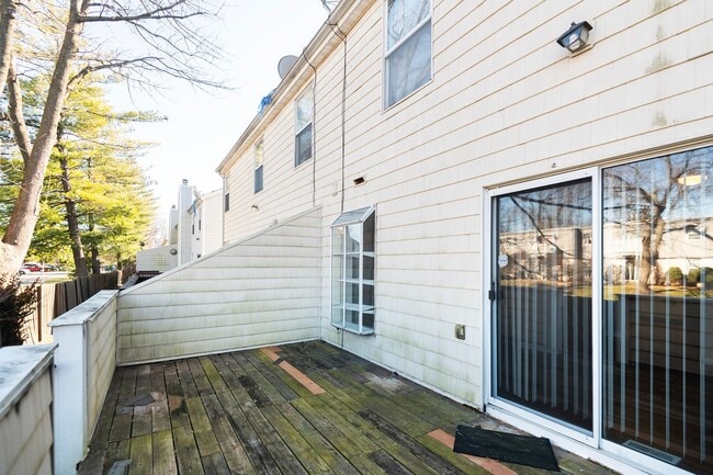 Building Photo - Spacious 2-Bedroom, 2.5-Bathroom Home