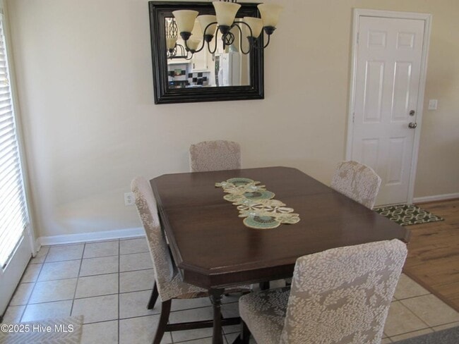 Building Photo - Charming 2 Bedroom Home